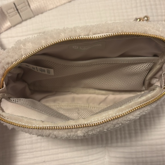 NWOT Lululemon Everywhere Belt Bag 2.0 fleece - Picture 5 of 6